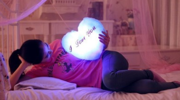 Heart-Shaped illuminating pillow